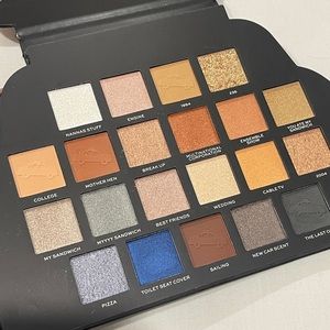 🆕REVOLUTION friends eyeshadow palette